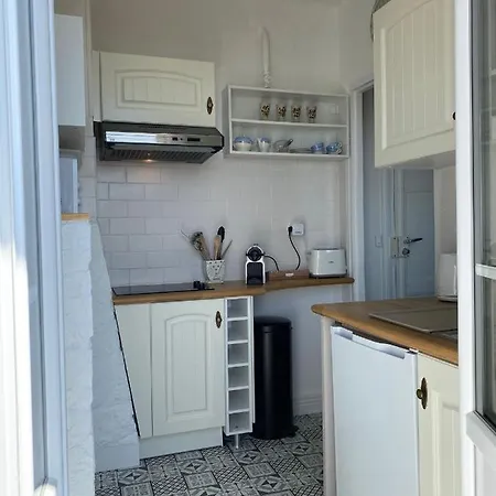 Διαμέρισμα Cozy Studio With A View Over The Palace - 5' Walk *